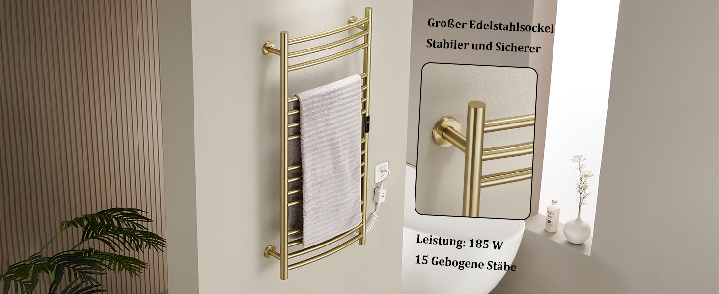 Sèche-serviettes incurvé doré monté sur le mur beige de la salle de bain. Plusieurs barres horizontales pour suspendre les serviettes. Serviette blanche drapée sur la partie centrale