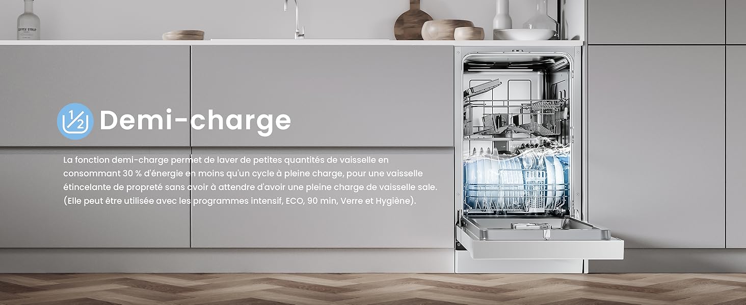 Le texte indique « Demi-charge ». Lave-vaisselle commercial ou équipement de nettoyage présenté dans un environnement industriel avec finition en acier inoxydable.