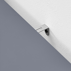 un gros plan d'une poignée de porte murale.