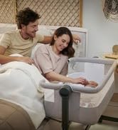 Deux personnes se détendent sur un canapé tout en regardant du contenu sur un appareil électronique avec un éclairage moderne visible.