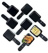 Ensemble de poêles à raclette carrés noirs avec poignées. Deux casseroles contiennent des aliments : l'une avec du fromage fondu, l'autre avec des crevettes et des légumes, démontrant ainsi l'utilisation du produit pour des portions individuelles.