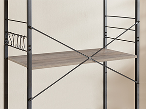 Vue partielle d'une étagère métallique avec supports transversaux diagonaux et étagères horizontales