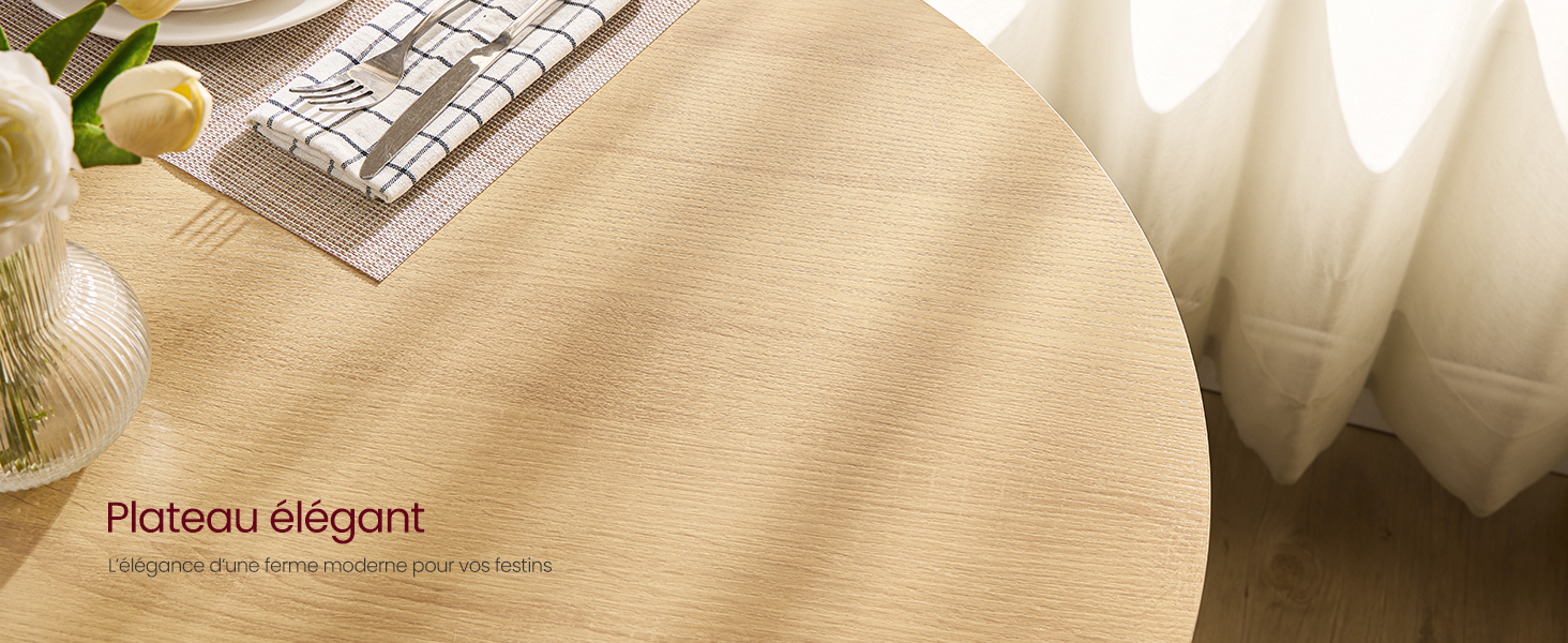 Gros plan d'une surface circulaire texturée beige, probablement un dessus de table ou un napperon. Une vue partielle d'un clavier blanc et d'un arrangement floral sont visibles en arrière-plan.