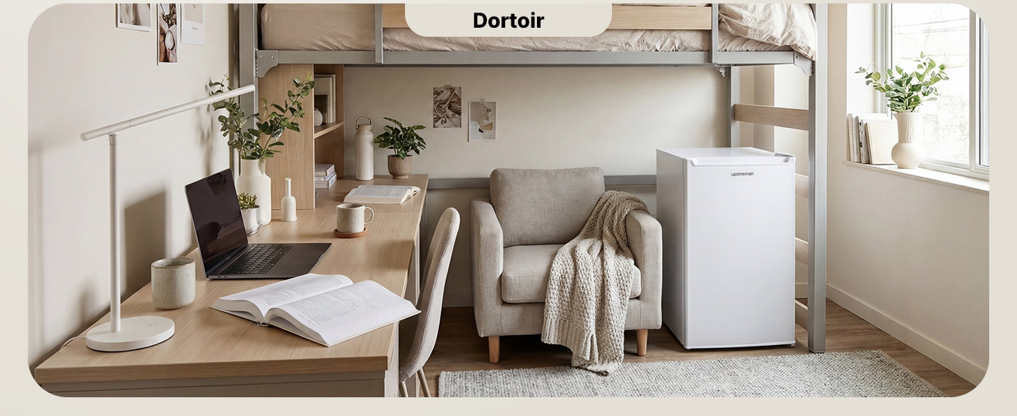 Le texte se lit comme suit : « Image 3 ». Espace de travail de cuisine minimaliste moderne avec des surfaces en bois clair, un ordinateur portable, des appareils électroménagers et une fenêtre avec éclairage naturel.