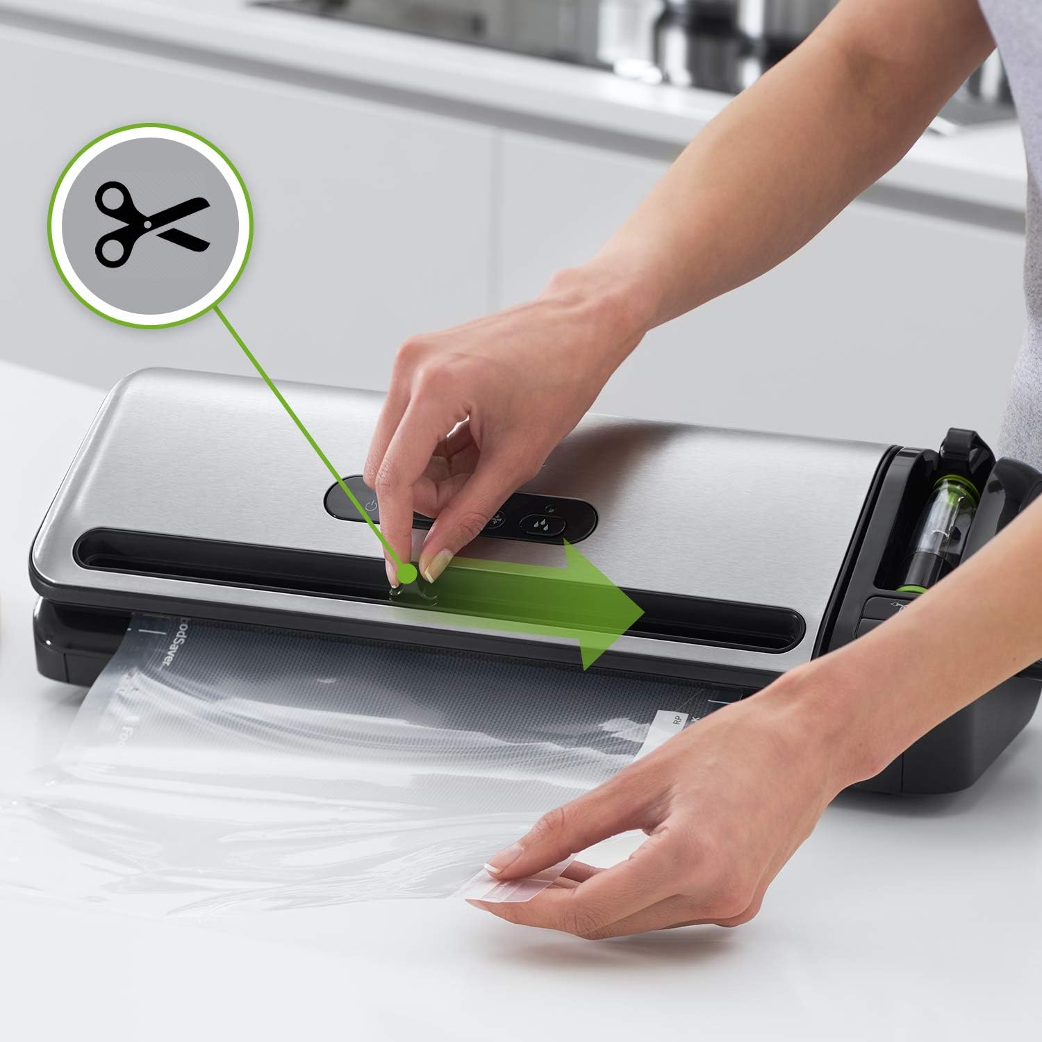 FoodSaver - machine sous vide série FFS - compacte, rangement rouleau intégré, marinage, sacs inclus - FFS017X