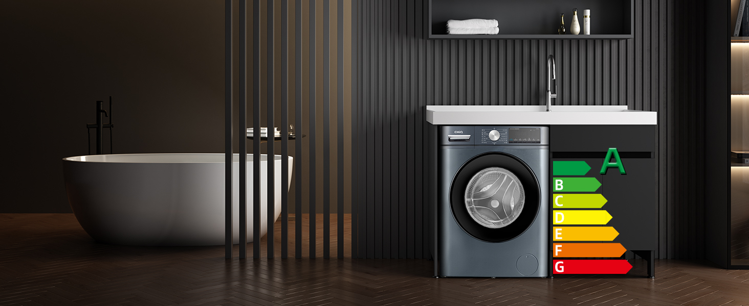 Salle de bain moderne avec baignoire autoportante et machine à laver. Le tableau des cotes d'efficacité énergétique s'affiche, indiquant la note « A » en vert.