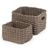 Série d'images montrant des tapis carrés ou des dessous de verre gris tissés ou texturés. Plusieurs angles permettent d'afficher le motif entrelacé et la disposition empilée de ces objets.