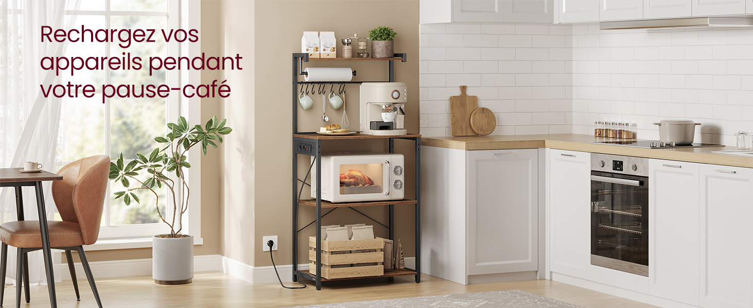 avec étagères en bois et structure en métal. Dispose de plusieurs niveaux pour organiser les articles de cuisine, avec un four à micro-ondes visible sur une étagère.