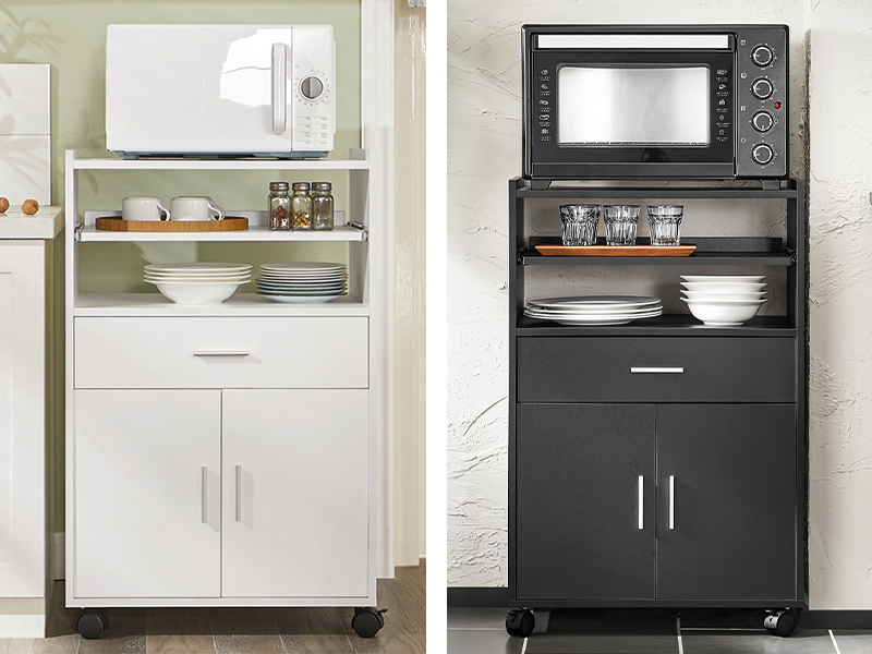 Série d'armoires de rangement de cuisine aux finitions noires et blanches, présentant de multiples configurations avec étagère à micro-ondes, compartiments de rangement et roulettes pour la mobilité.