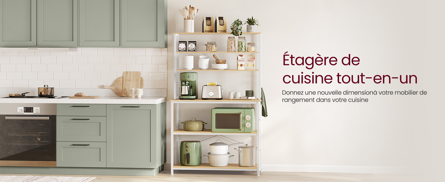 à plusieurs niveaux. Armoires vert clair en dessous, étagères ouvertes en haut. Ustensiles de cuisine et appareils visibles sur les étagères