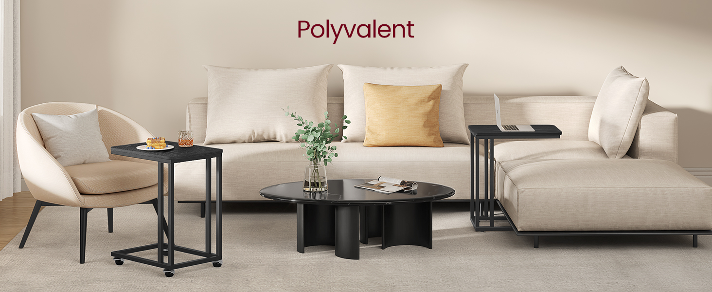 Ensemble de salon moderne avec un canapé en L beige, un fauteuil et des tables basses noires. La superposition de texte indique « Polyvalent »