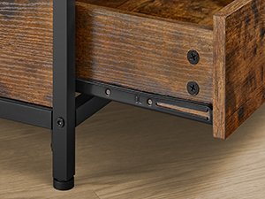 Détail rapproché de l'assemblage des pieds du meuble montrant un fond de tiroir en bois rustique avec support en métal noir et support de sol