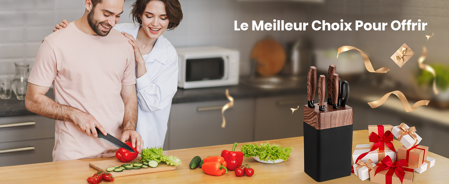 Scène de cuisine montrant des légumes frais hachés sur une planche à découper, avec un bloc à couteaux et des boîtes-cadeaux emballées visibles en arrière-plan.