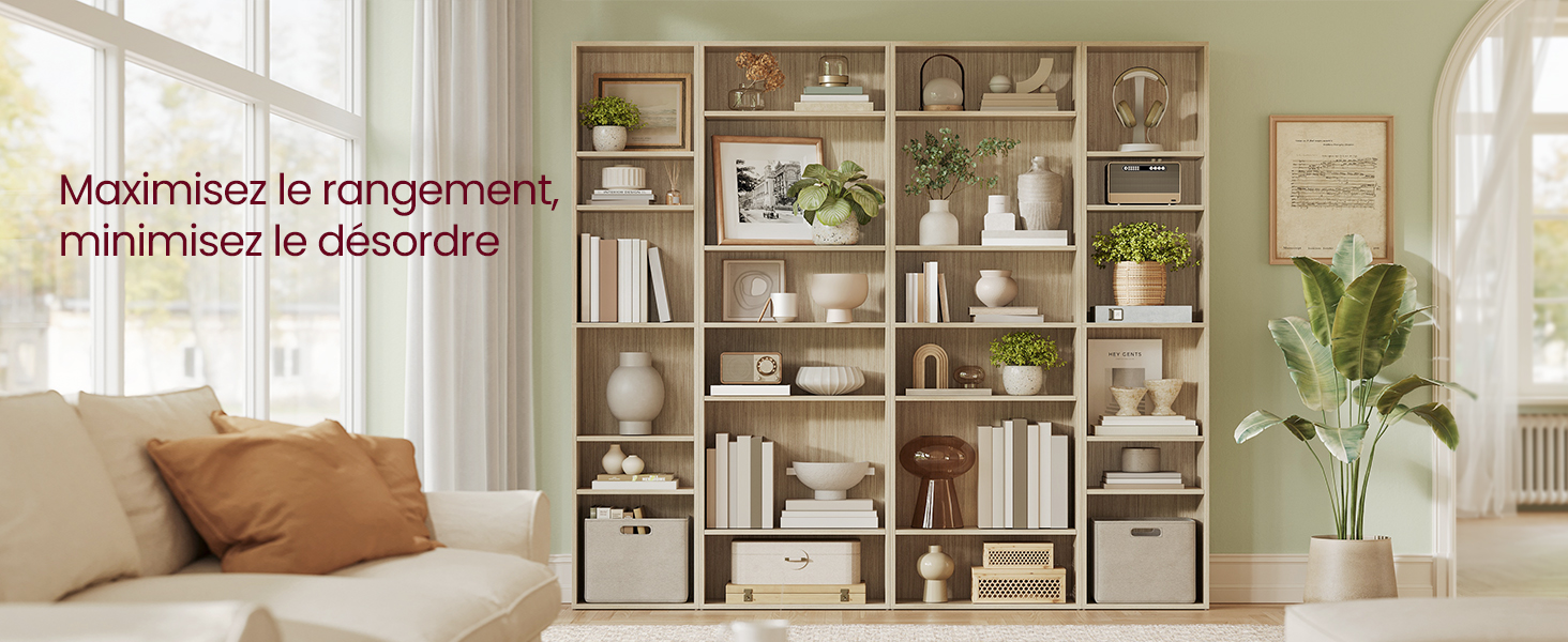 Grande étagère modulaire blanche à plusieurs compartiments, exposant des livres, des plantes et des objets de décoration dans un salon lumineux