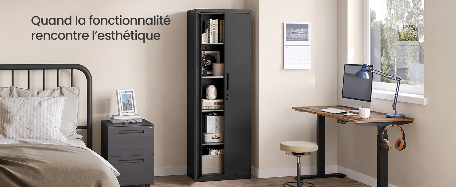 Intérieur de la chambre avec armoire de rangement gris foncé, bureau réglable et lit. L'armoire a des étagères ouvertes présentant des objets de décoration. Le bureau est doté d'un plateau en bois et d'une structure en métal.