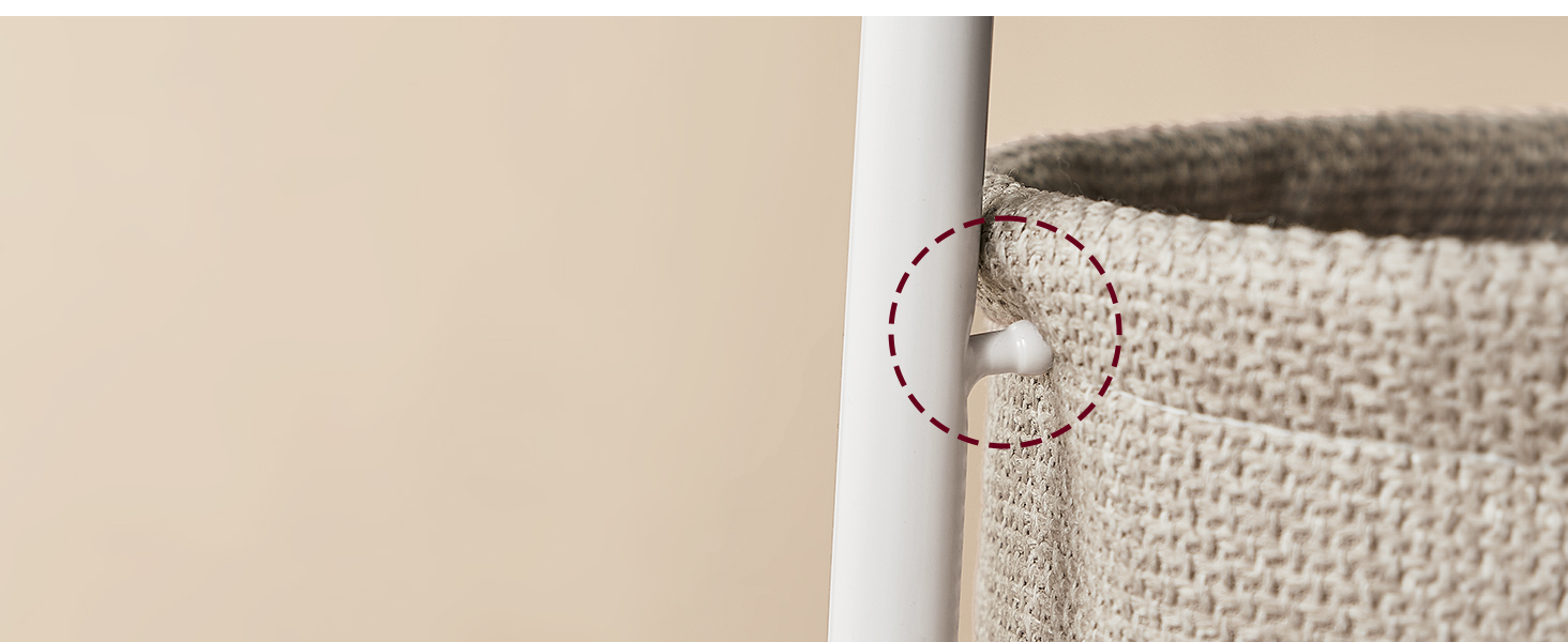 Gros plan du coin d'un panier de rangement en tissu, montrant des coutures surpiquées entourées