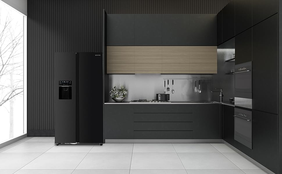 Cuisine minimaliste moderne avec armoires noires mates, étagère supérieure en bois clair et appareils électroménagers en acier inoxydable sur un sol carrelé blanc.