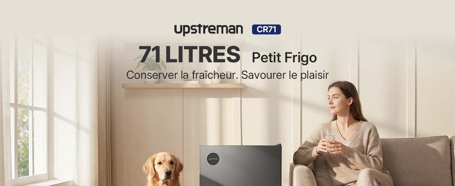 Le texte indique « upstreman.com » et « 7 LITRES Petit Frigo ». Scène intérieure montrant un réfrigérateur compact dans une cuisine moderne avec une personne et un chien visibles.