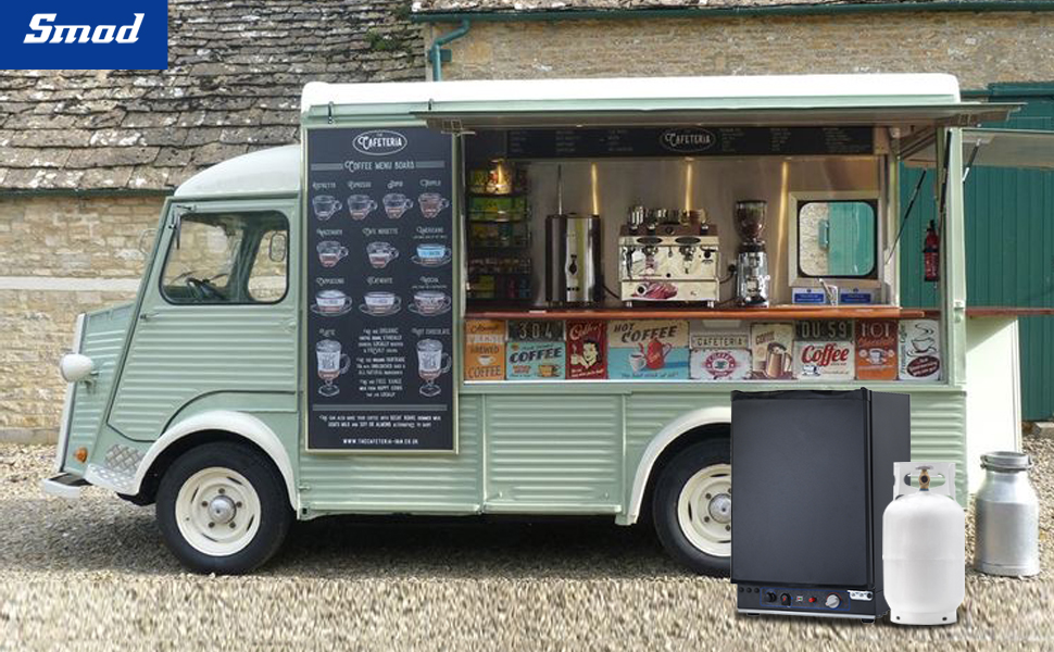 de style vintage transformé en café mobile, avec tableau de menu et comptoir de service avec équipement de café exposé