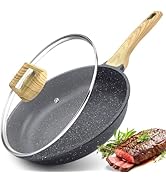 Poêle à frire antiadhésive avec couvercle en verre, revêtement gris foncé de style granit, manche en bois et bouton de couvercle doré. Présenté avec une garniture de bifteck cuit.