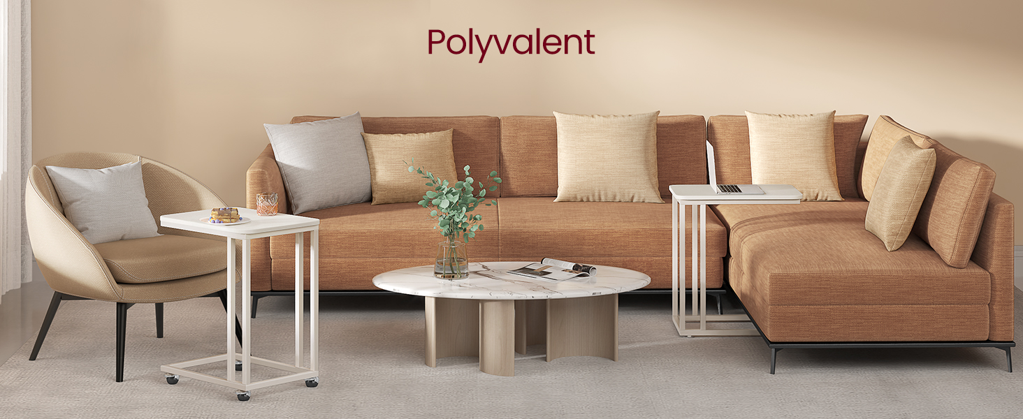 comprenant un canapé sectionnel beige avec plusieurs coussins, des fauteuils d'appoint et des tables d'appoint blanches. Table centrale ronde avec plante décorative.