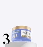 Vues multiples de contenants ou de bouteilles de produits cylindriques avec étiquetage bleu et blanc, montrés sous différents angles.