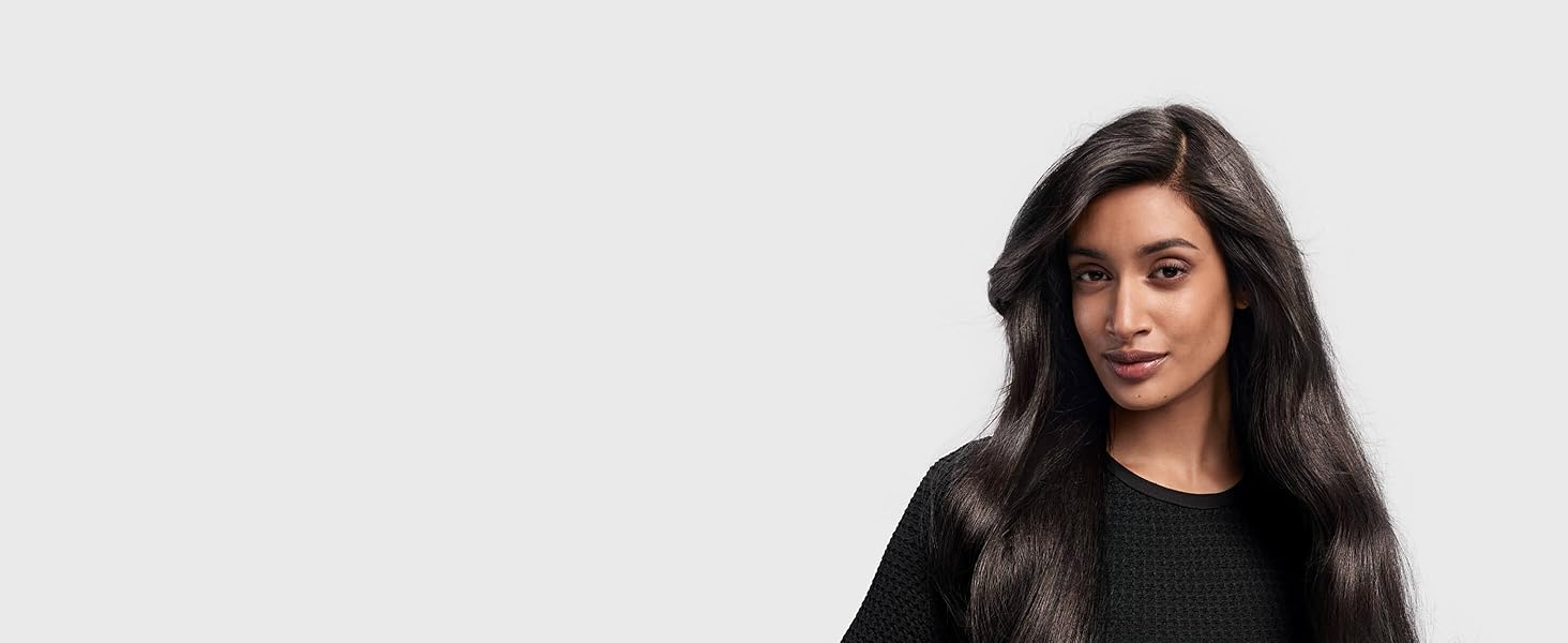 Un mannequin brun aux cheveux longs avec un brushing inspiré des années 1990.