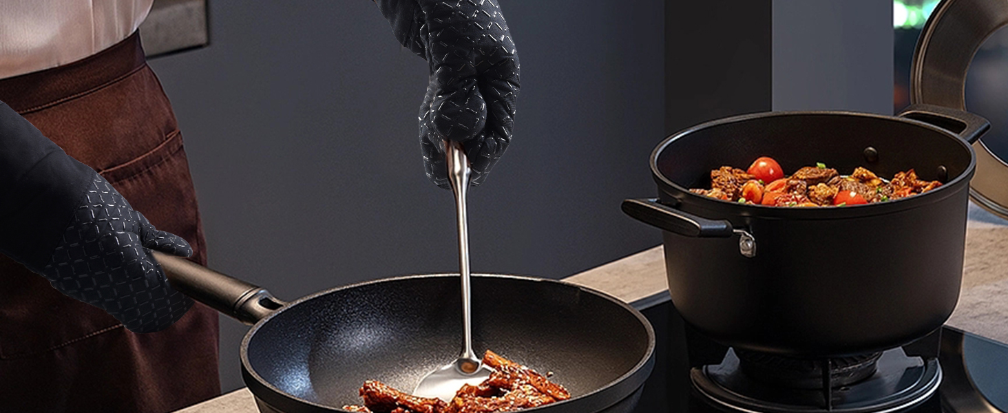Deux poêles antiadhésives noires sur la cuisinière, l'une avec de la viande en cours de cuisson, l'autre avec des légumes. Une louche noire verse la sauce sur la viande