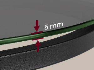 Schéma technique en gros plan montrant une mesure de 5 mm entre deux bords parallèles, marquée par des flèches rouges sur une surface sombre
