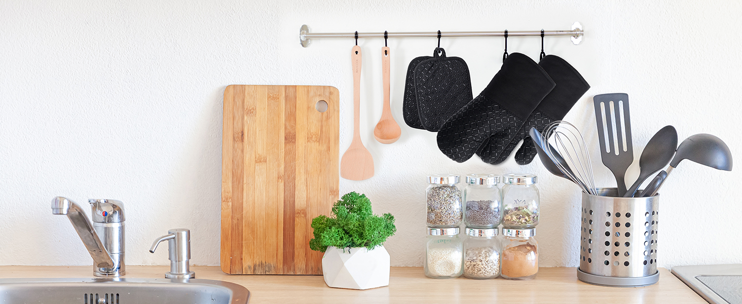 avec organiseur d'ustensiles, planche à découper en bois, pots à épices, herbes en pot et étagère suspendue avec ustensiles de cuisine et torchons
