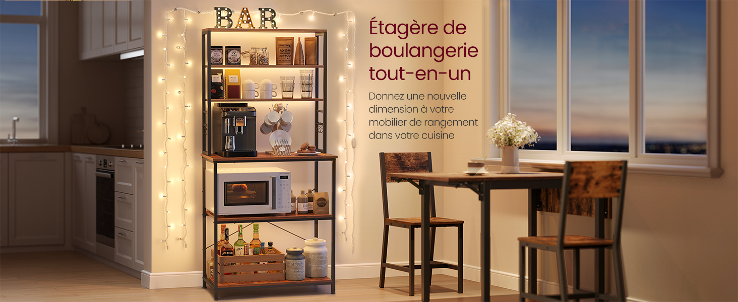 Image de design d'intérieur d'une cuisine et d'une salle à manger. Elle comprend des armoires en bois, des plans de travail, une table à manger avec des chaises et de grandes fenêtres avec vue