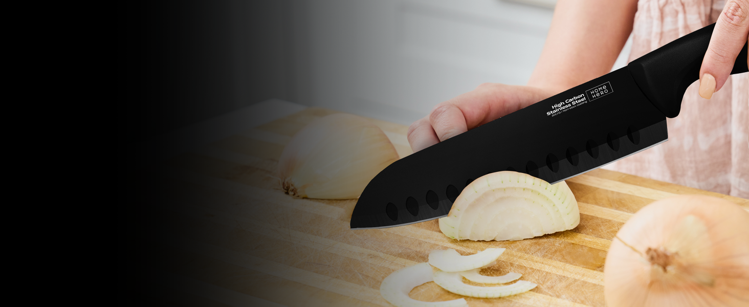 tranchant un oignon sur une planche à découper en bois. Le couteau possède un manche texturé et un bord dentelé pour une coupe précise