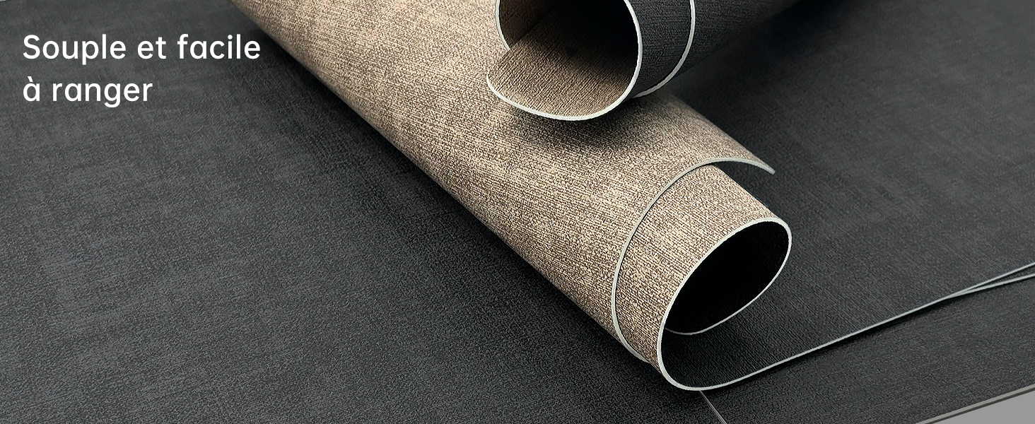 Le texte indique « Souple et facile à ranger ». Séquence rapprochée montrant un tapis d'exercice ou de yoga noir enroulé.