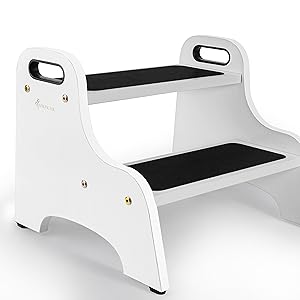 avec des marches antidérapantes noires sur chaque marche, doté de poignées de transport et de quincaillerie décorative dorée