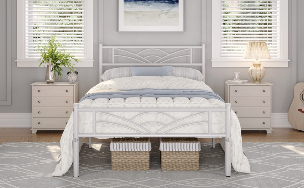 un lit blanc surmonté d'une couverture bleue et blanche.