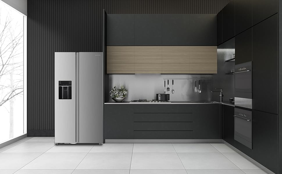 Cuisine moderne en L avec armoires sombres, réfrigérateur côte à côte en acier inoxydable et panneau décoratif en bois au-dessus