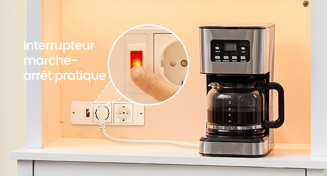 une cafetière avec un interrupteur accroché au mur.