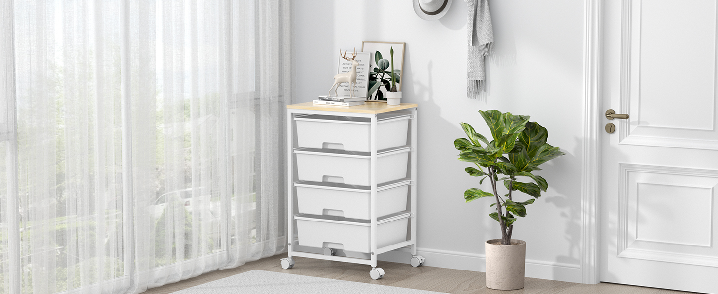 Chariot de rangement blanc à 5 tiroirs à roulettes placé contre un mur blanc, à côté de rideaux transparents et d'une plante en pot.