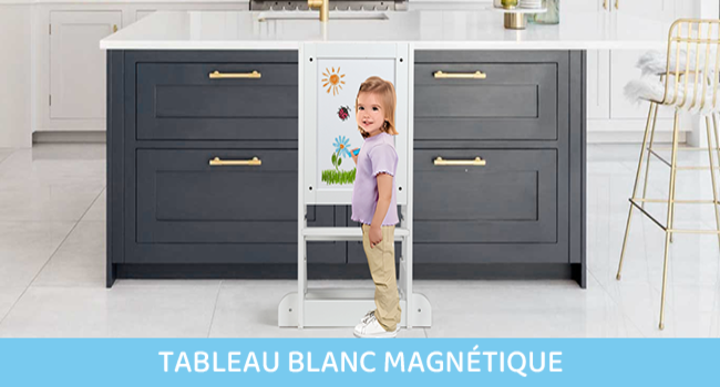 Intérieur de cuisine moderne avec armoires grises avec poignées dorées et tableau magnétique blanc monté entre les sections des armoires.