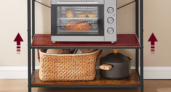 avec four à micro-ondes sur l'étagère supérieure. L'étagère inférieure contient un panier tissé et un appareil noir. Les flèches indiquent le réglage de la hauteur.