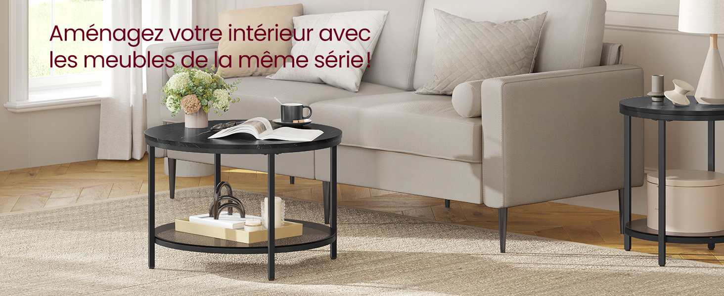 comprenant des tables d'appoint rondes en métal noir à deux niveaux et un canapé gris clair contre un mur blanc.