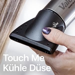 La photo touche la buse du sèche-cheveux du sèche-cheveux.
