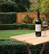 une table avec un verre de vin et un verre de vin