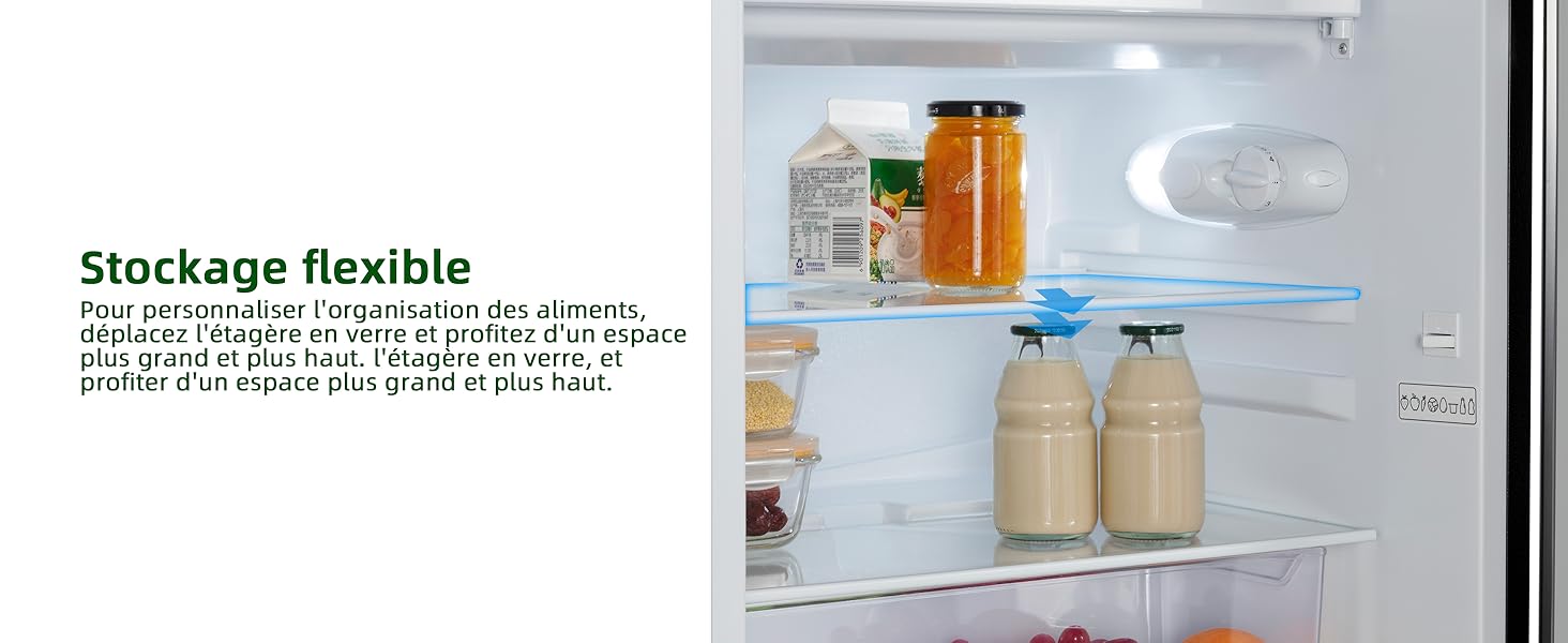 Intérieur du réfrigérateur présentant des étagères réglables avec des bouteilles et des bocaux. Le texte décrit les options de stockage empilables et flexibles