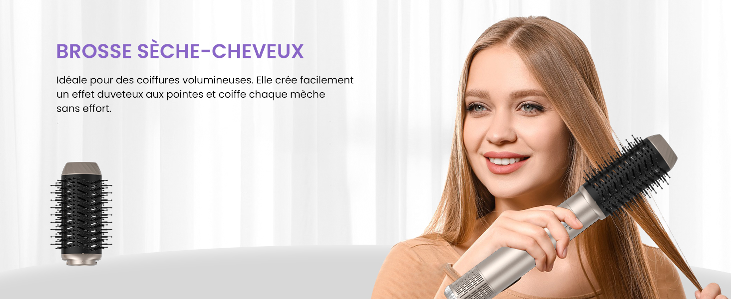 Le texte se lit comme suit : « BROSSE SÈCHE-CHEVEUX ». Pinceau de coiffage rond à poils noirs présenté à côté d'une démonstration de coiffage.