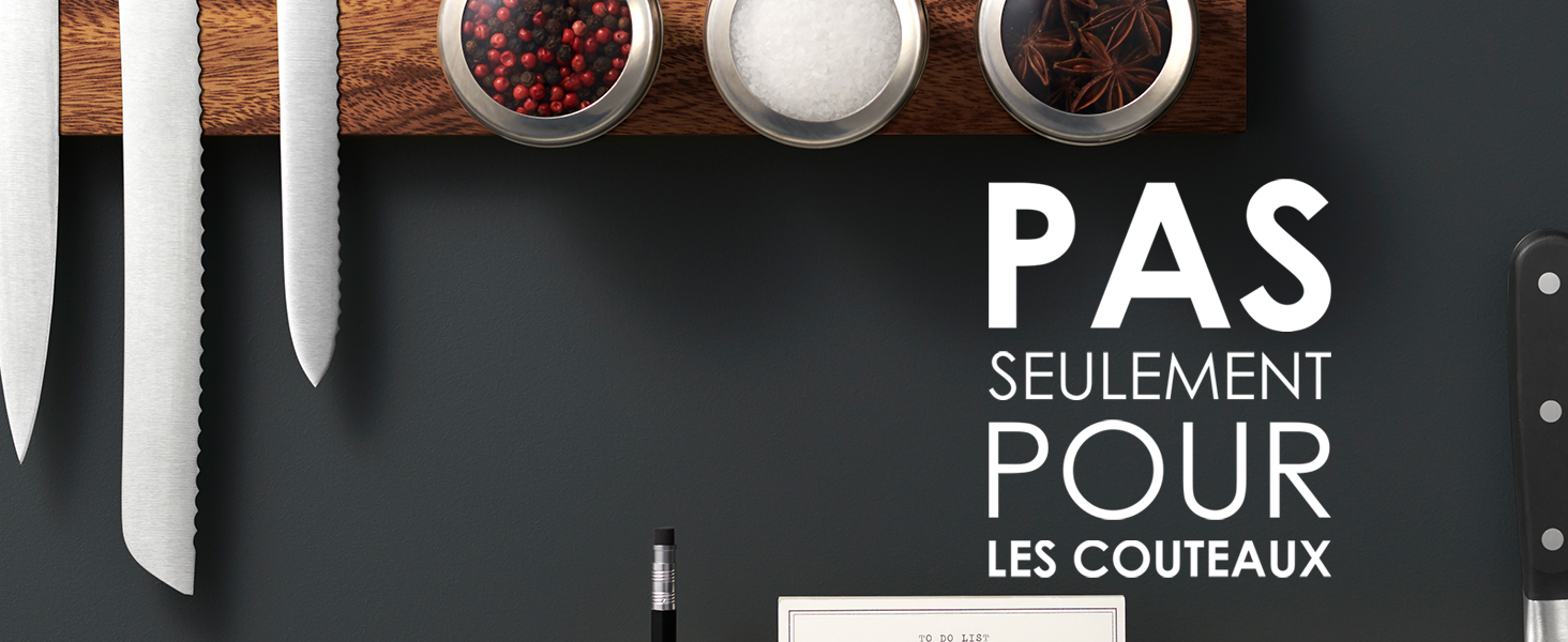 un mur avec un fond noir et une rangée de pots d'épices.