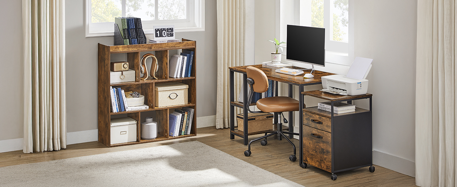 un bureau avec un ordinateur et un bureau avec un ordinateur dessus.