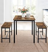 une table carrée avec deux tabourets et un tabouret