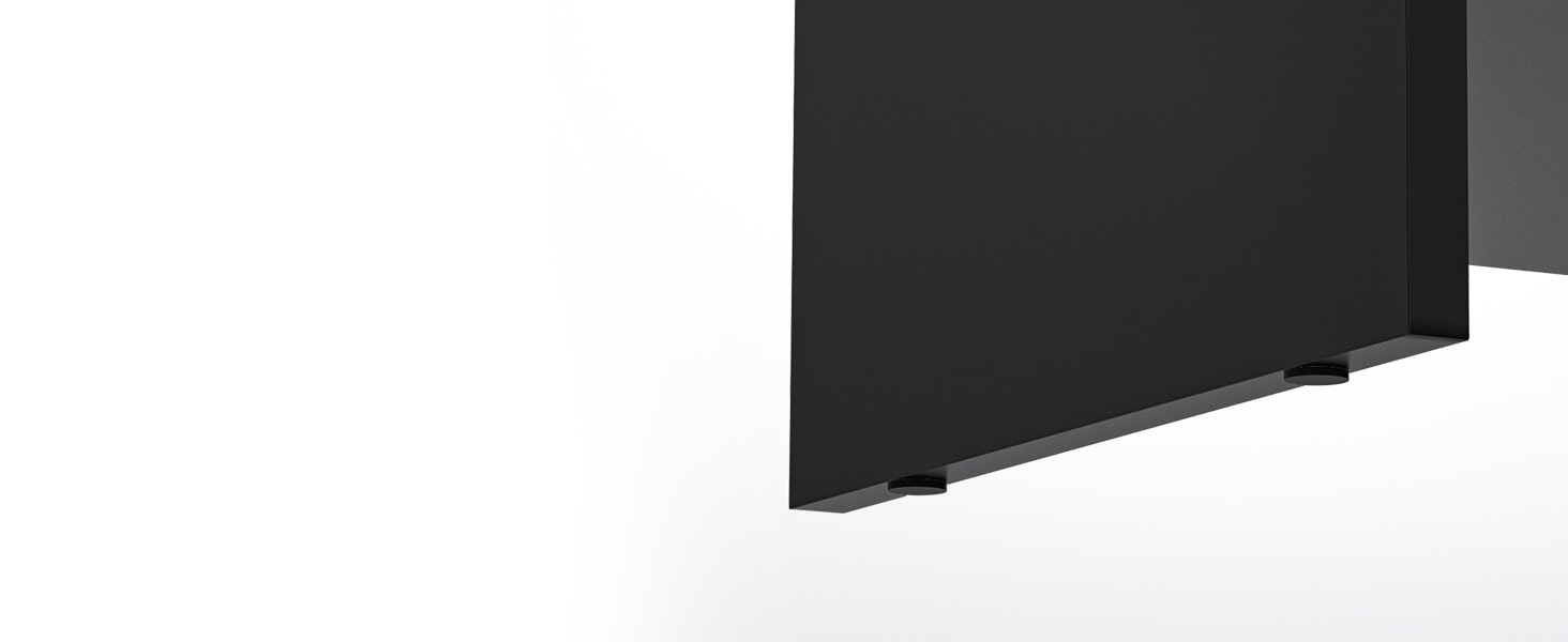 Vue partielle d'un objet rectangulaire noir au design épuré et minimaliste. Semble être le bord inférieur d'un appareil ou d'un appareil électronique.