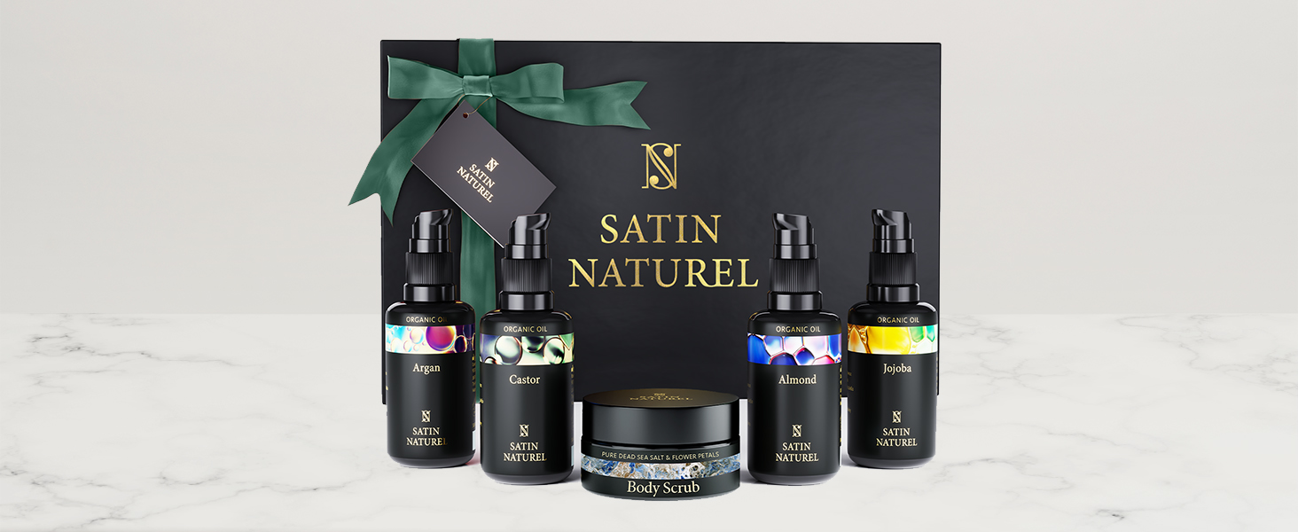 Satin Naturel. Coffret cadeau noir contenant plusieurs bouteilles en verre et un bocal, orné d'un ruban vert.